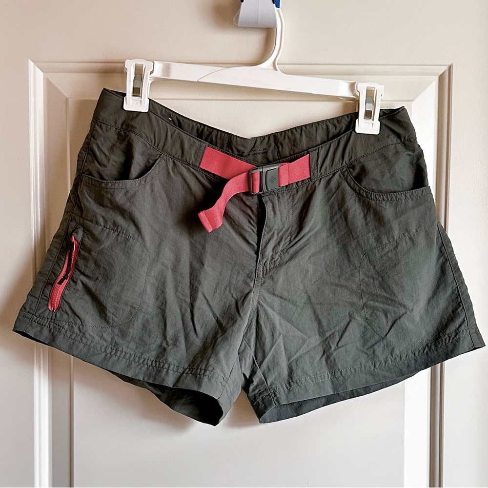 Columbia Women’s Omni-Wick Army Green Cargo Short w/ Pink Detailing | Size: 6